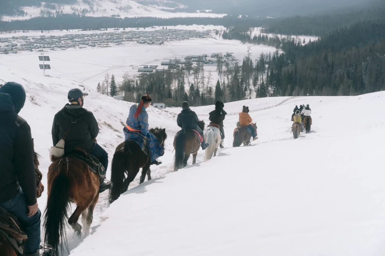 在马背上行走的土地｜喀纳斯马背骑行之旅